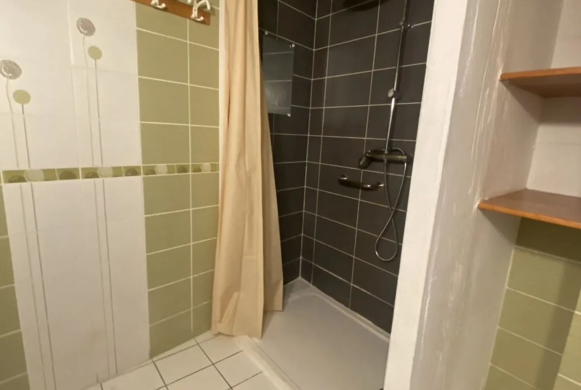 Appartement Charmant avec Vue sur les Montagnes au Boulou 