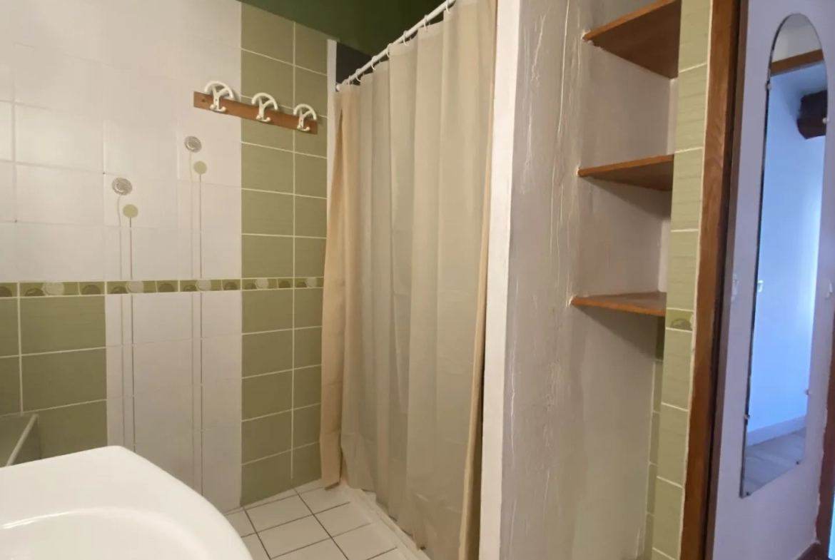 Appartement Charmant avec Vue sur les Montagnes au Boulou 