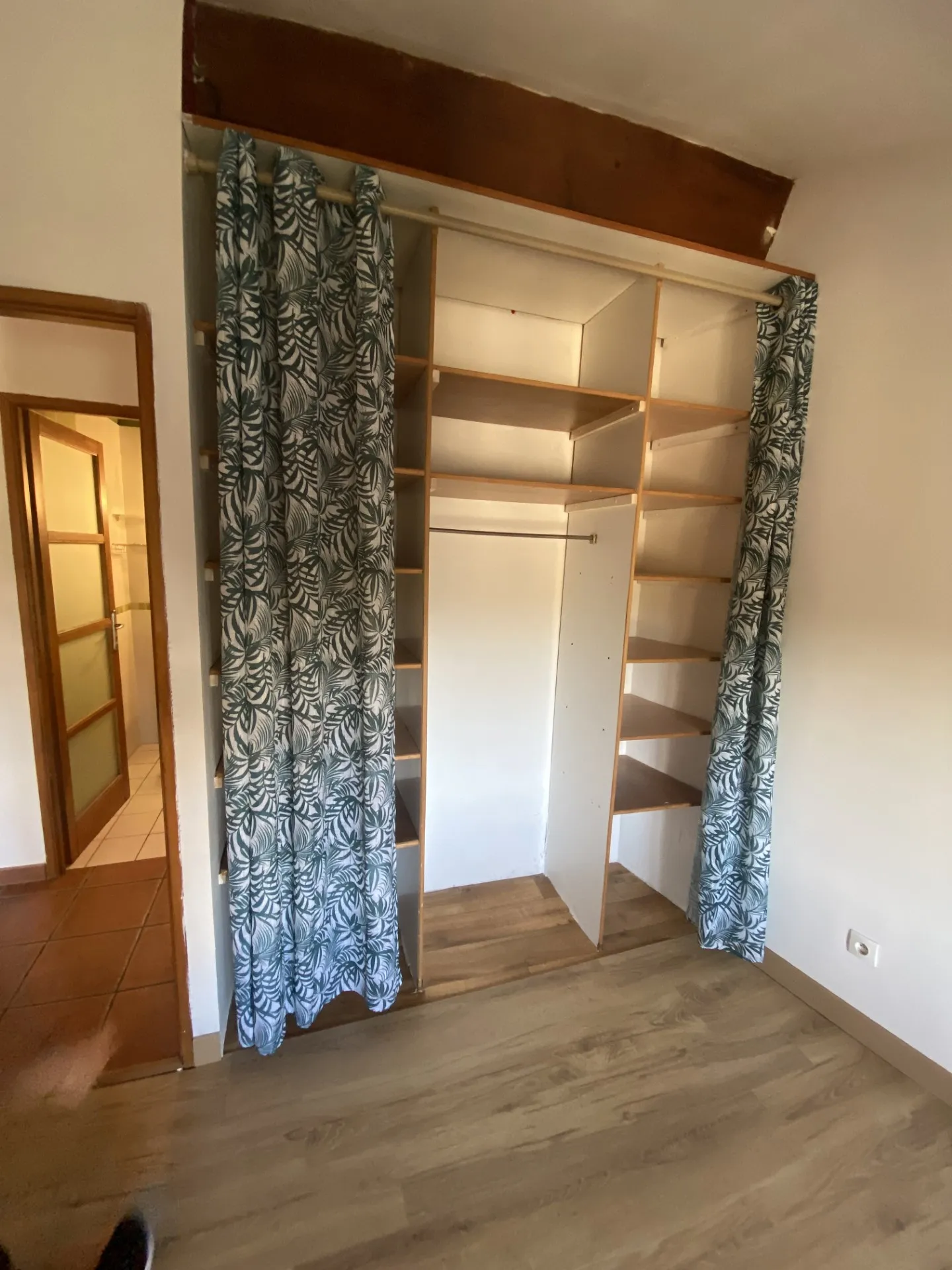 Appartement Charmant avec Vue sur les Montagnes au Boulou 