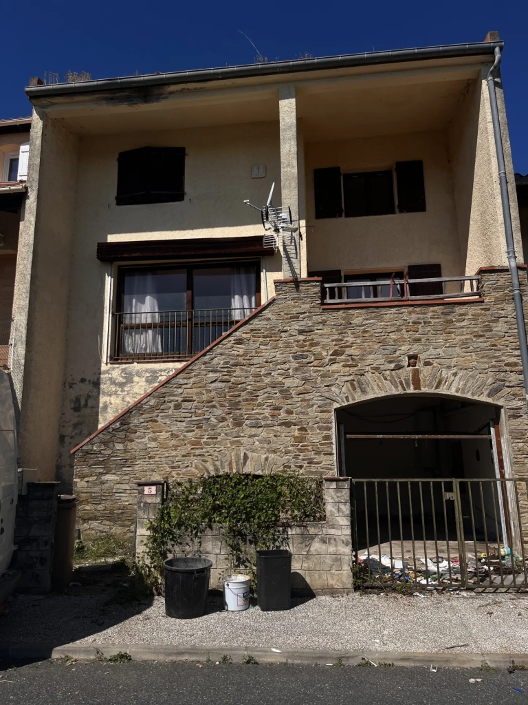 Spacious F7 House with Garage and Panoramic View in Montbolo