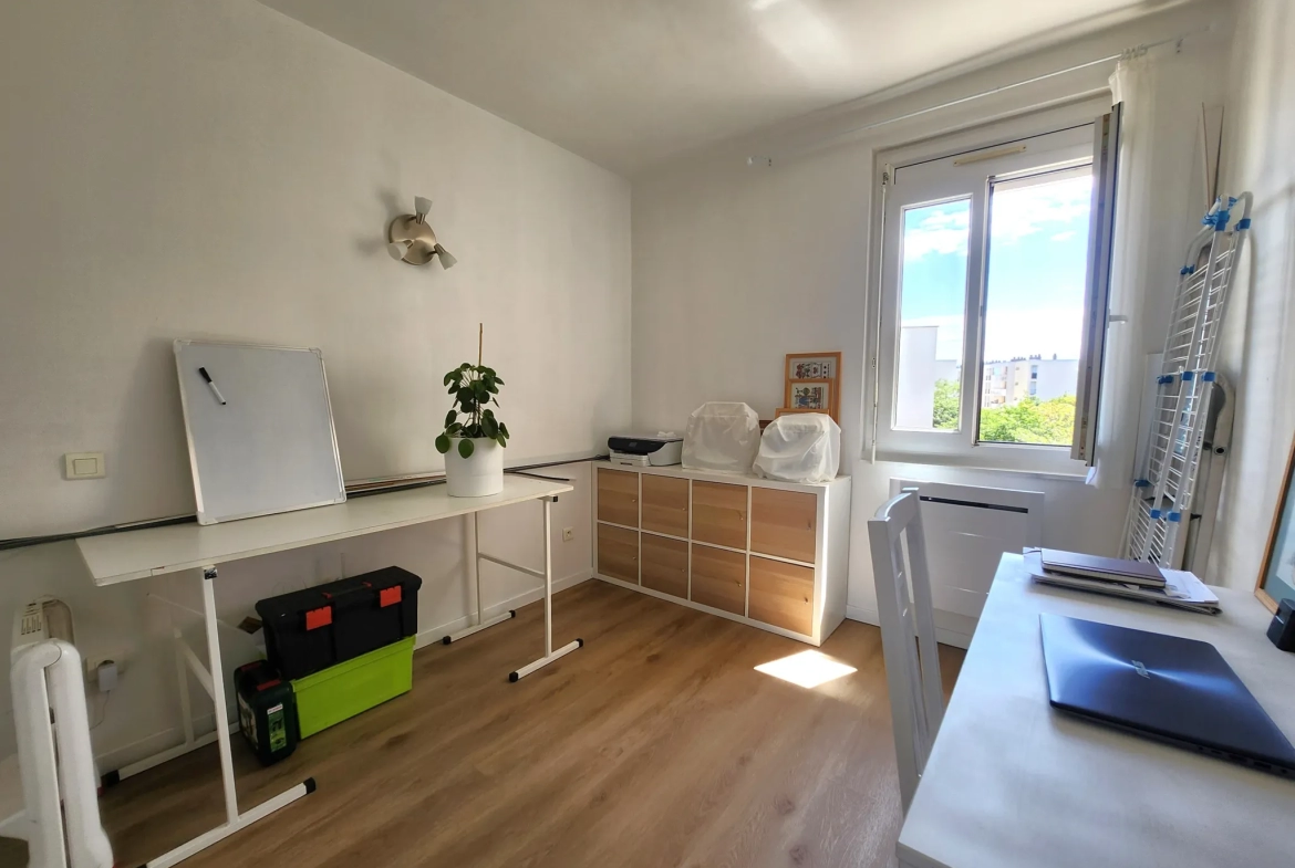 Appartement T3 rénové avec double balcon à Lunel 