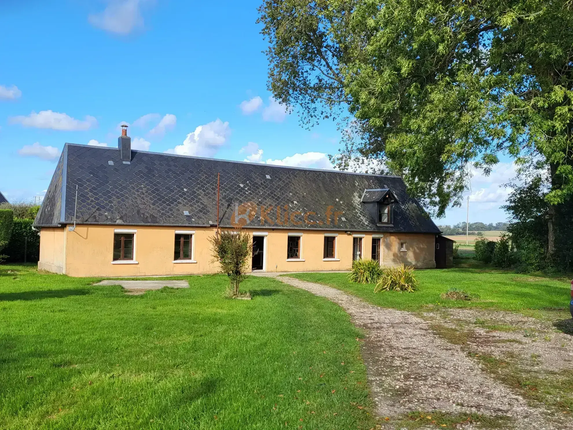 Longère à restaurer dans paisible village 