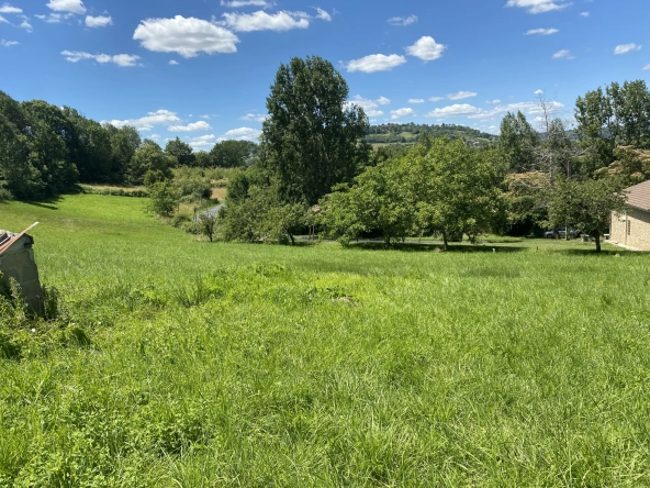 Terrain constructible de 1300 m2 à Yssandon 