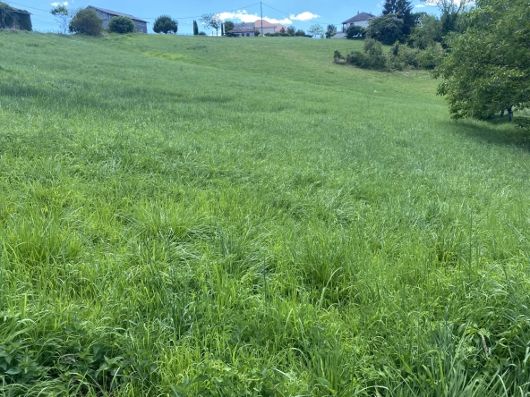 Terrain constructible de 1300 m2 à Yssandon 