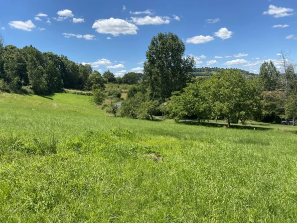 Terrain constructible de 1300 m2 à Yssandon 