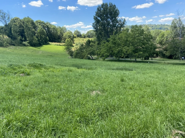 Terrain constructible de 1300 m2 à Yssandon 
