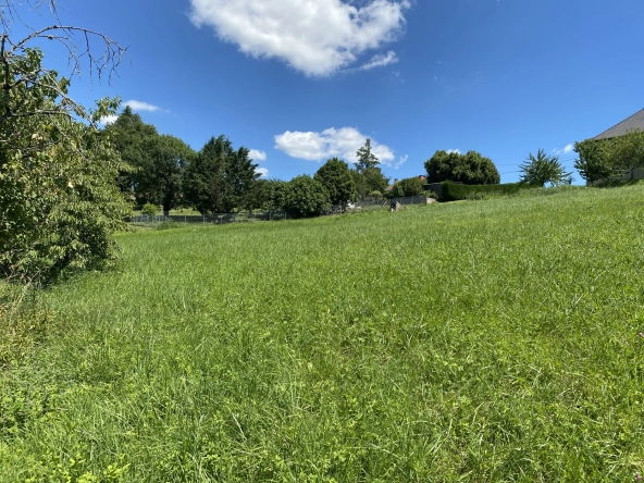 Terrain constructible de 1300 m2 à Yssandon 