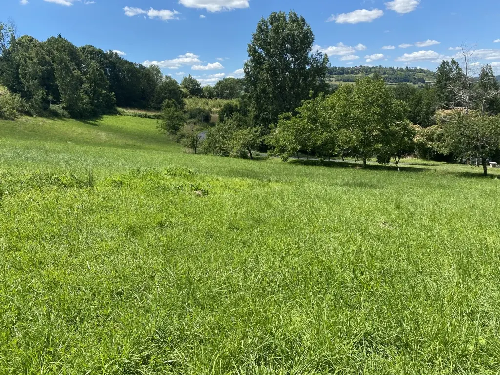 Terrain constructible de 1300 m2 à Yssandon