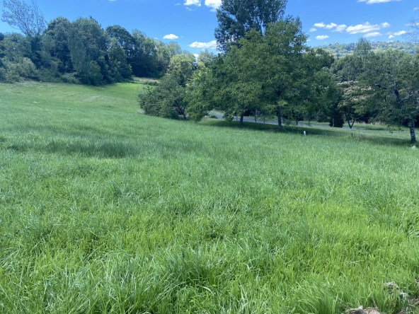 Terrain constructible de 1300 m2 à Yssandon 