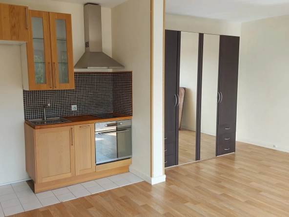 Grand studio double ou 2 pièces avec balcon filant et vue dégagée sur la forêt 
