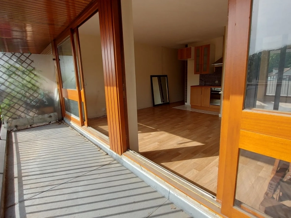 Grand studio double ou 2 pièces avec balcon filant et vue dégagée sur la forêt 