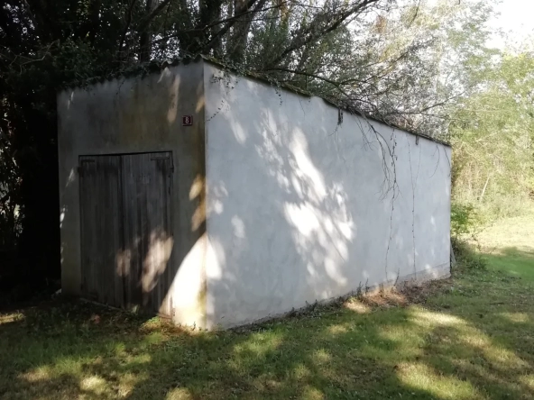 Étang de 2500m2 avec Maisonnette, puits, garage. Vivez en autarcie, isolé ! 