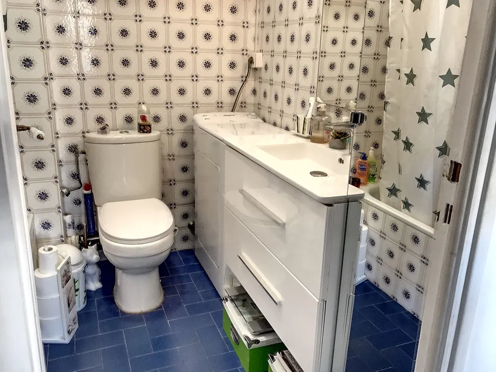 Vaste studio proche commerces 