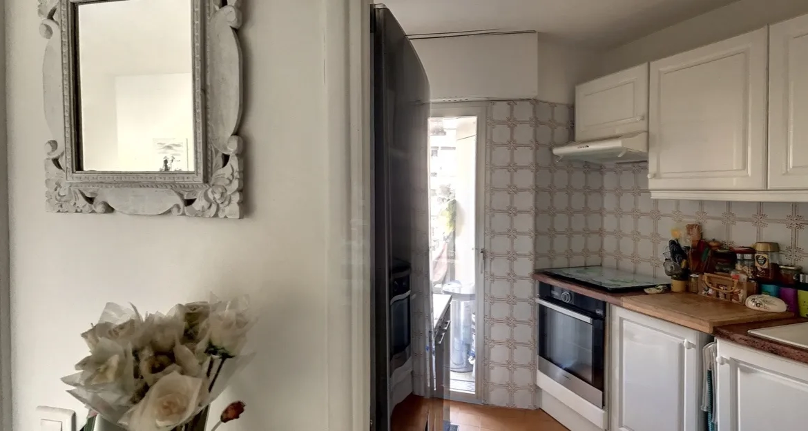Vaste studio proche commerces 