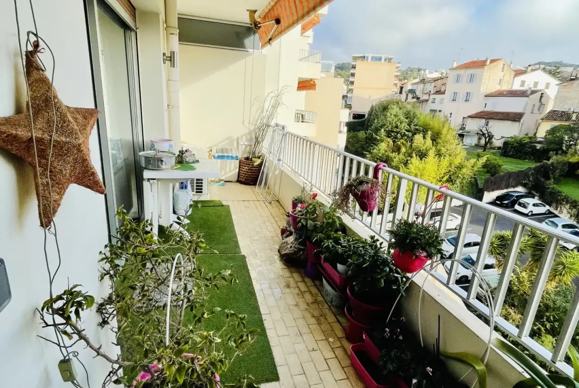 Vaste studio proche commerces 