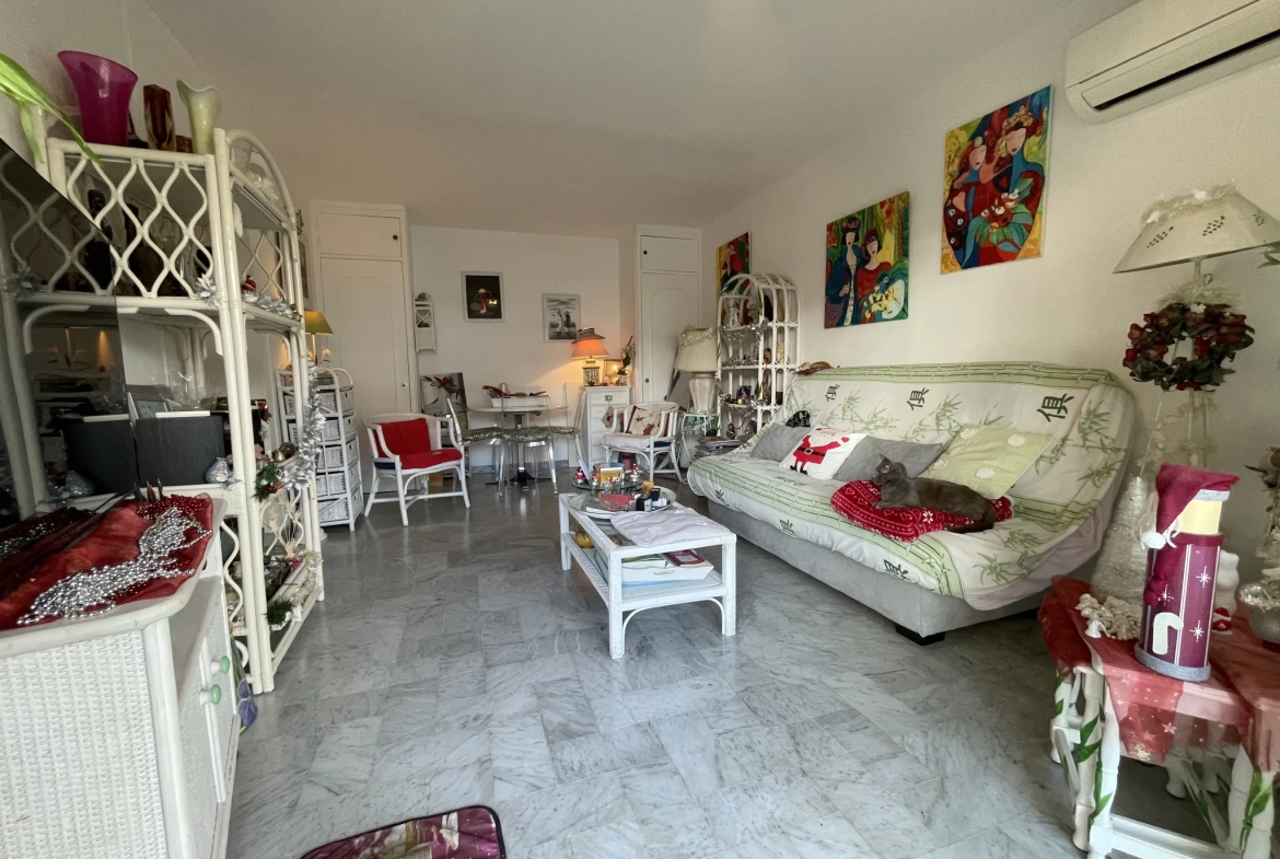 Vaste studio proche commerces 