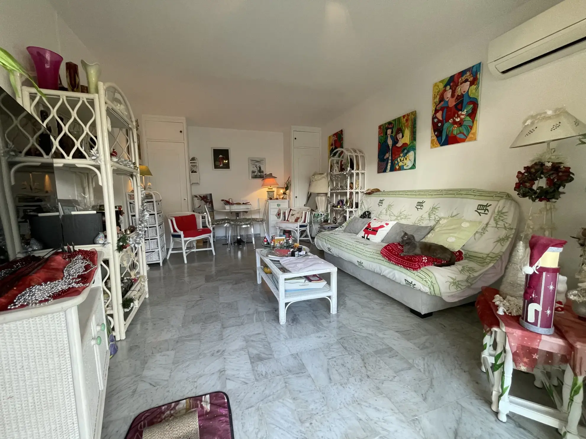 Vaste studio proche commerces 
