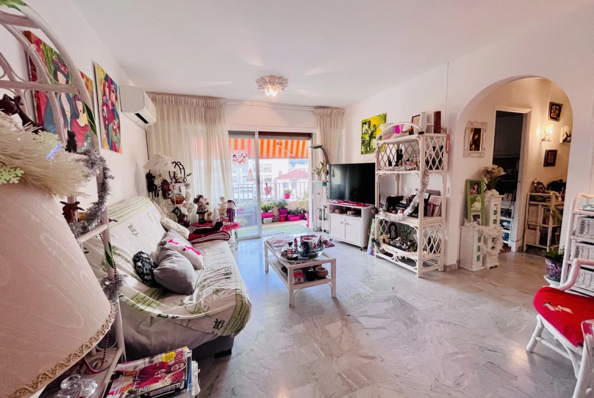 Vaste studio proche commerces 