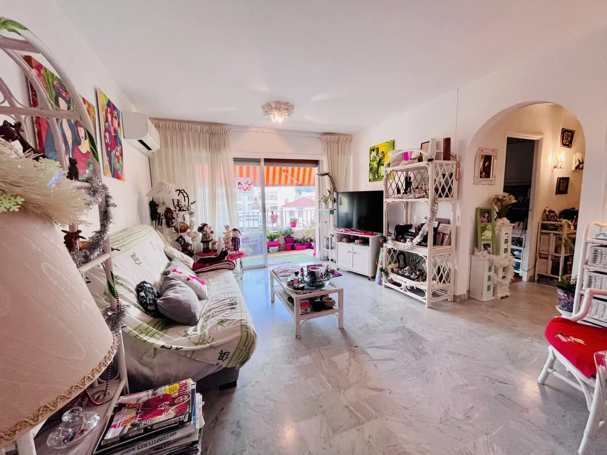 Vaste studio proche commerces 