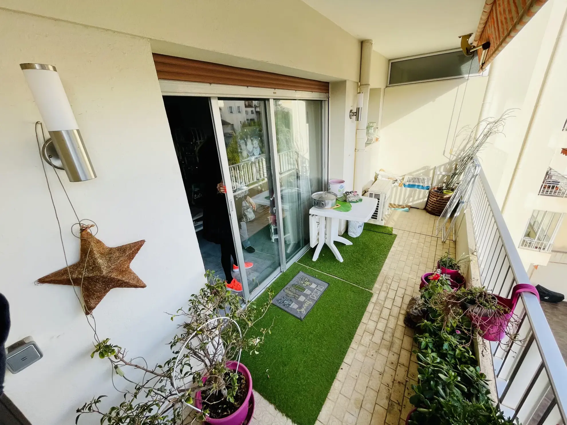 Vaste studio proche commerces 