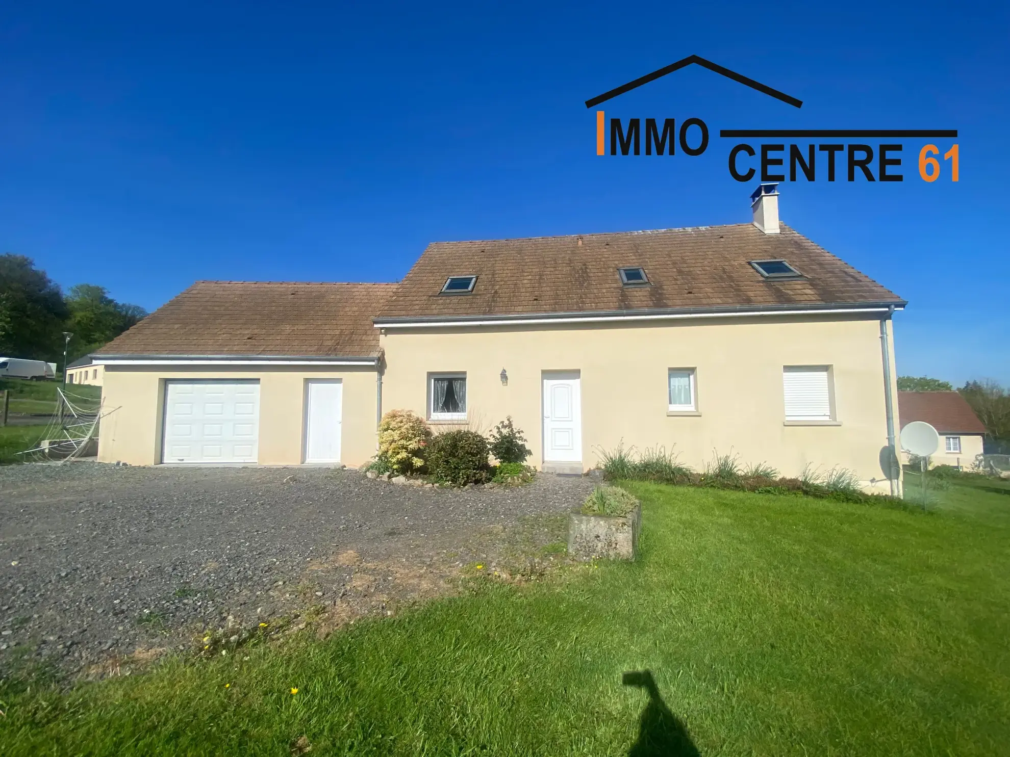 Pavillon 3 chambres avec garage à La Ferte-Macé 