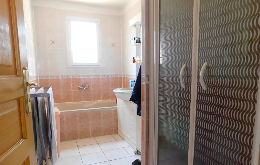 Villa de plain-pied avec garage sur une parcelle de 1000 m2 à Saint-Nazaire-d'Aude 