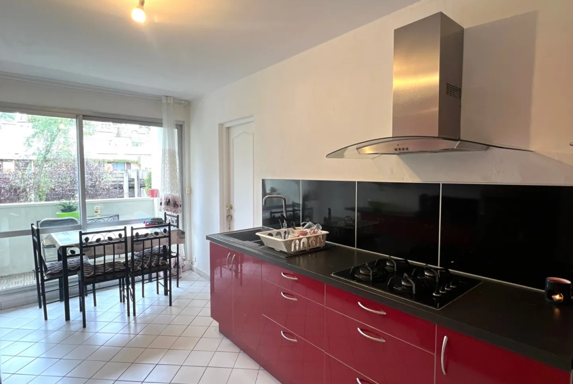 Appartement F5 de 98.16 m2 - 4 balcons - cave et garage / Bergson 