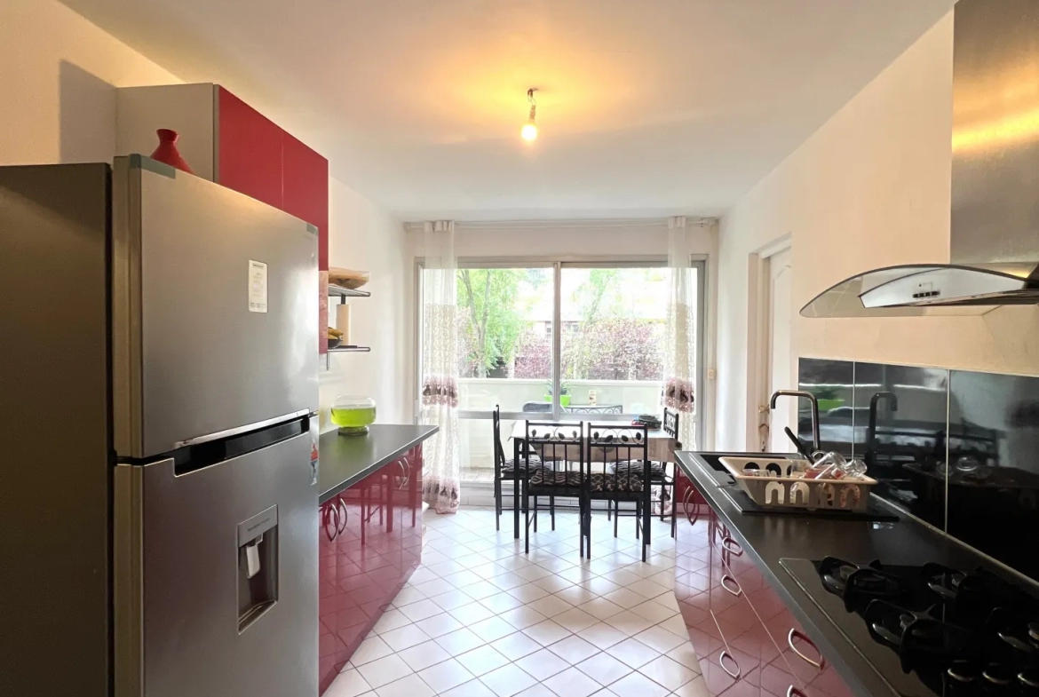 Appartement F5 de 98.16 m2 - 4 balcons - cave et garage / Bergson 