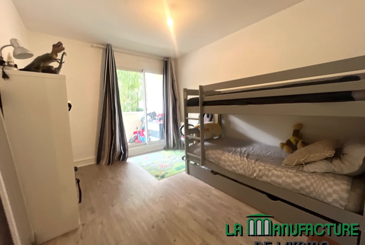 Appartement F5 de 98.16 m2 - 4 balcons - cave et garage / Bergson 