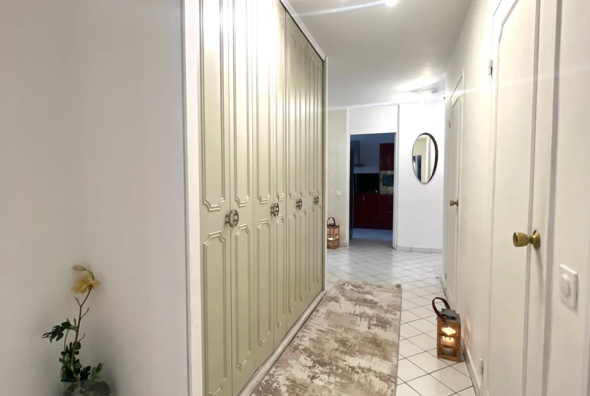 Appartement F5 de 98.16 m2 - 4 balcons - cave et garage / Bergson 