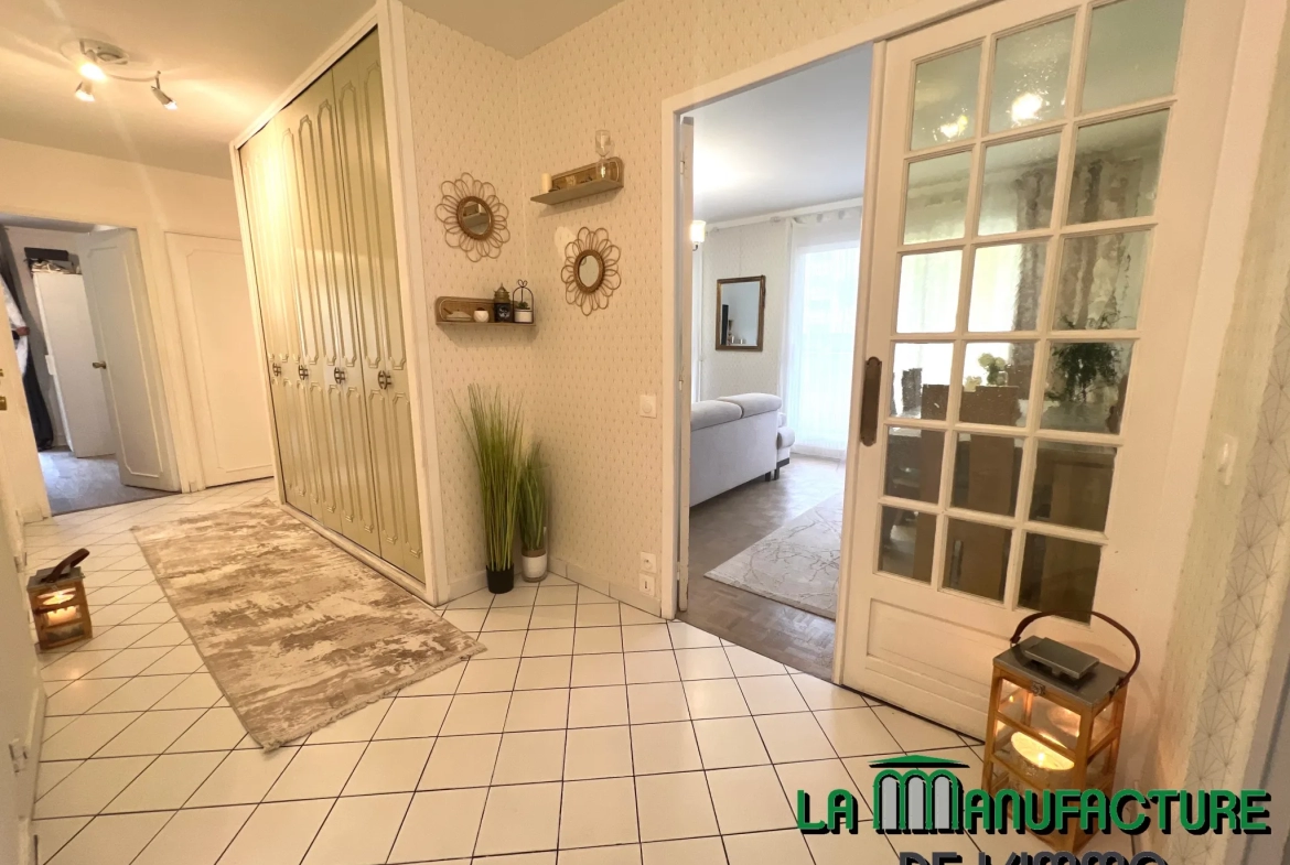 Appartement F5 de 98.16 m2 - 4 balcons - cave et garage / Bergson 