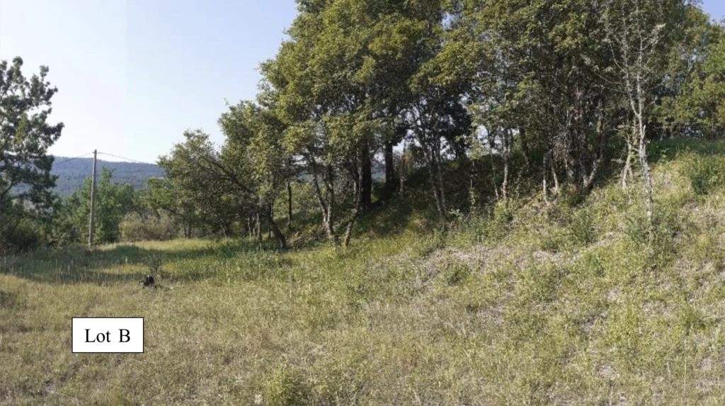 Terrain constructible de 1470 m2 à Coursegoules
