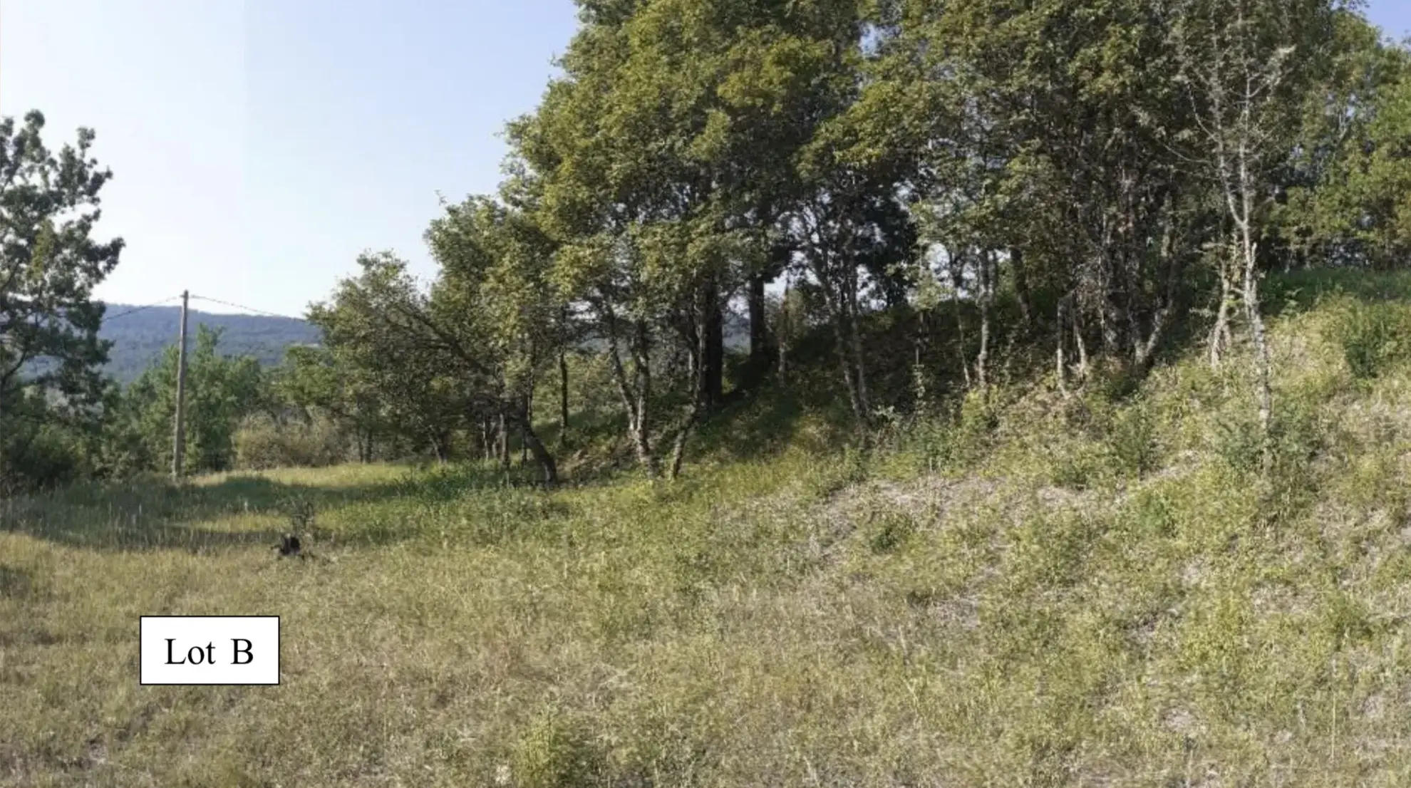Terrain constructible de 1470 m2 à Coursegoules 