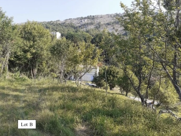 Terrain constructible de 1470 m2 à Coursegoules 