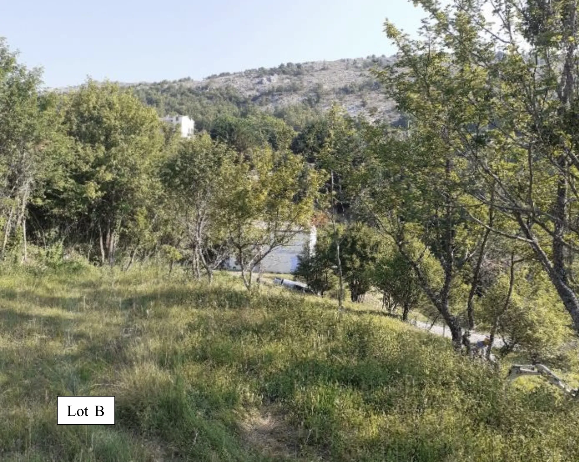 Terrain constructible de 1470 m2 à Coursegoules 