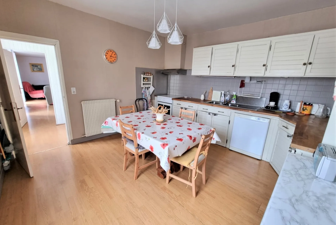Maison de bourg de 204m2 avec terrain et garage à acheter à Saint-Amant-Tallende avec HP Immobilier 