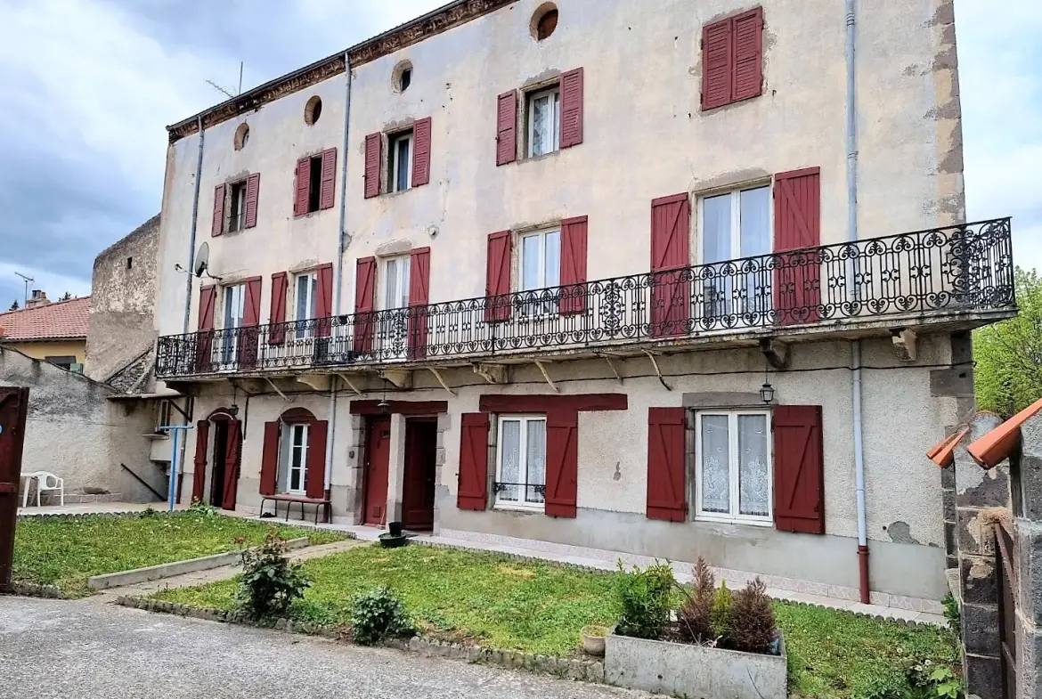 Maison de bourg de 204m2 avec terrain et garage à acheter à Saint-Amant-Tallende avec HP Immobilier 