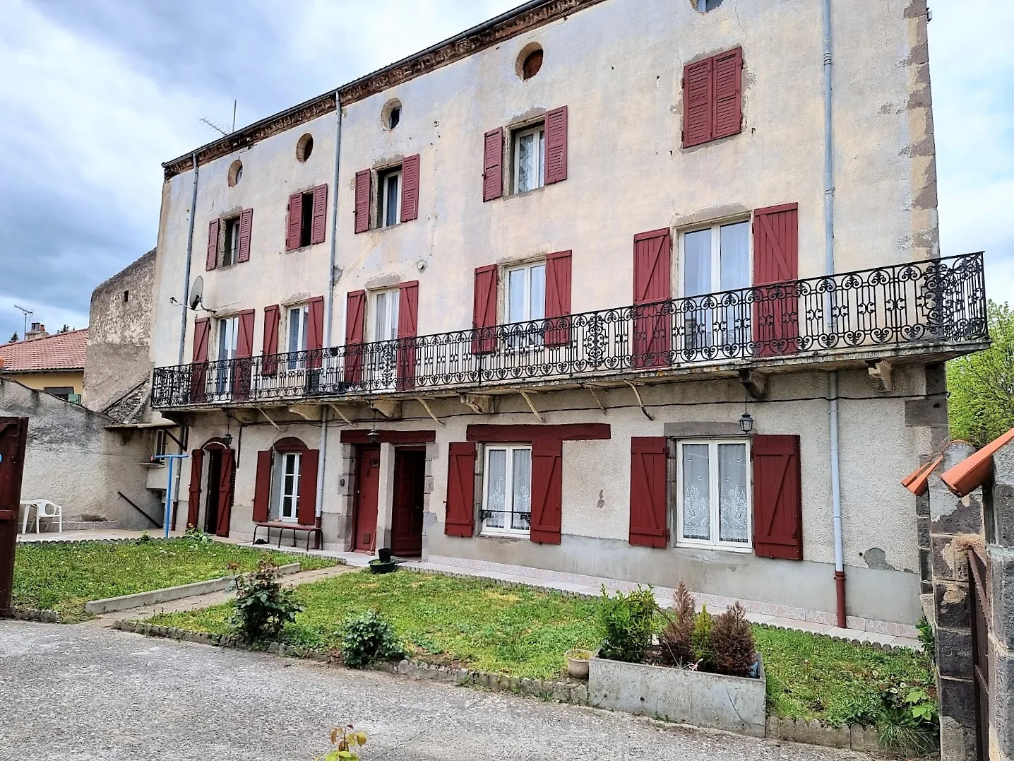 Maison de bourg de 204m2 avec terrain et garage à acheter à Saint-Amant-Tallende avec HP Immobilier 