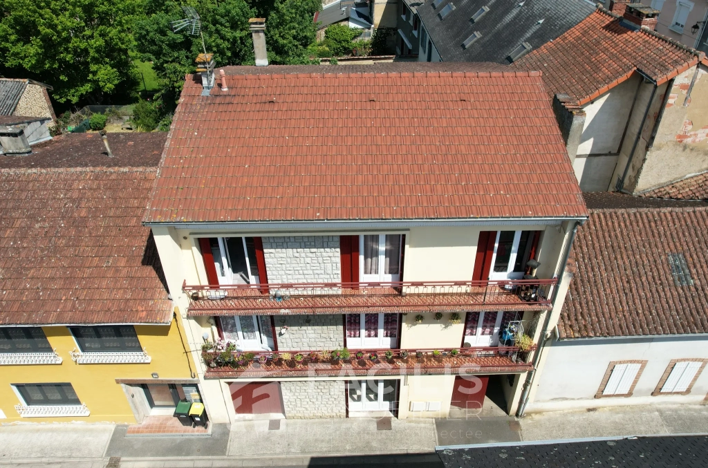 Immeuble locatif 3 appartements + garages à Bordes
