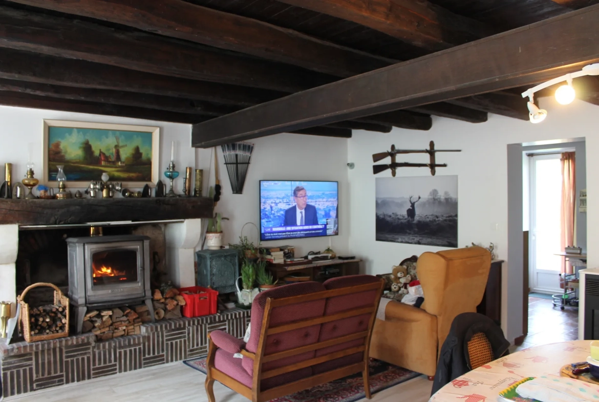 Urçay - Maison récemment rénovée sur 4000 m2 de terrain au bord d'un petit ruisseau. 
