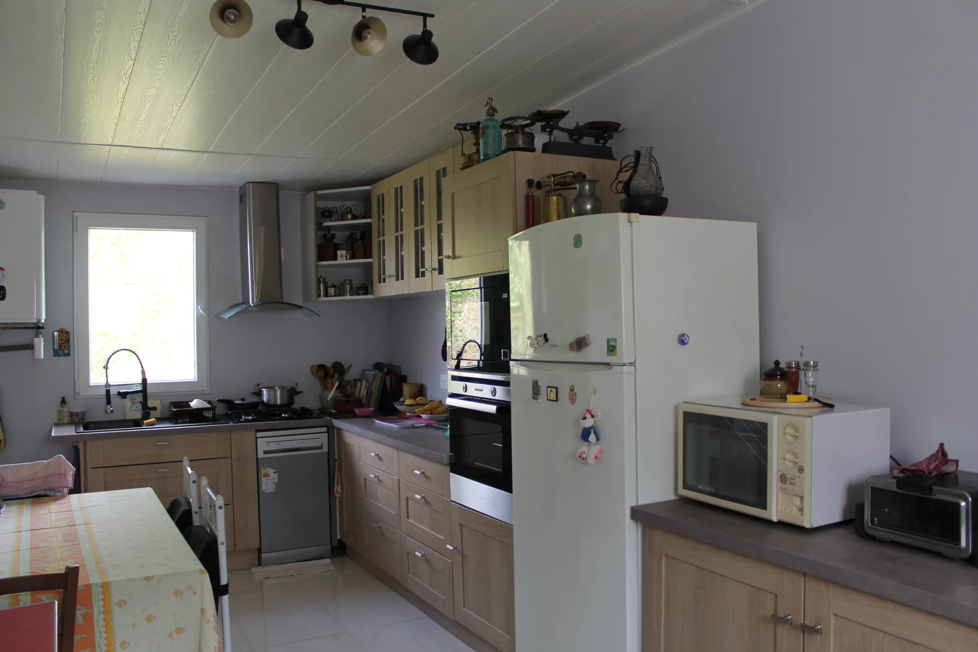 Urçay - Maison récemment rénovée sur 4000 m2 de terrain au bord d'un petit ruisseau. 