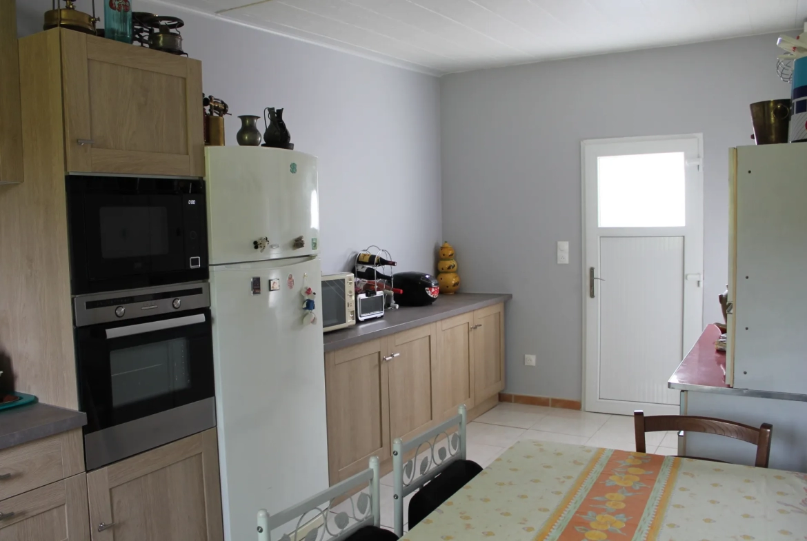 Urçay - Maison récemment rénovée sur 4000 m2 de terrain au bord d'un petit ruisseau. 