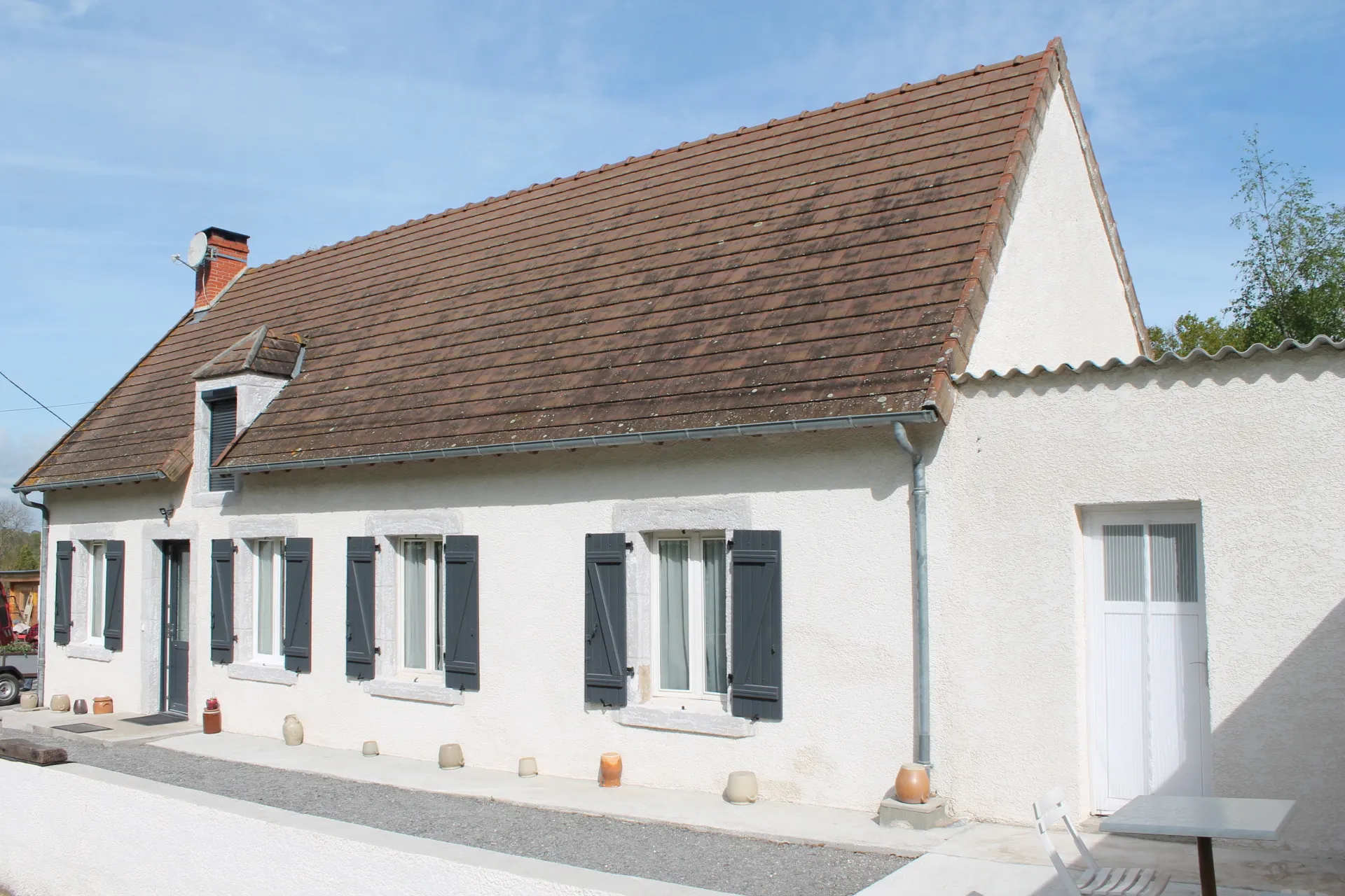 Urçay - Maison récemment rénovée sur 4000 m2 de terrain au bord d'un petit ruisseau. 