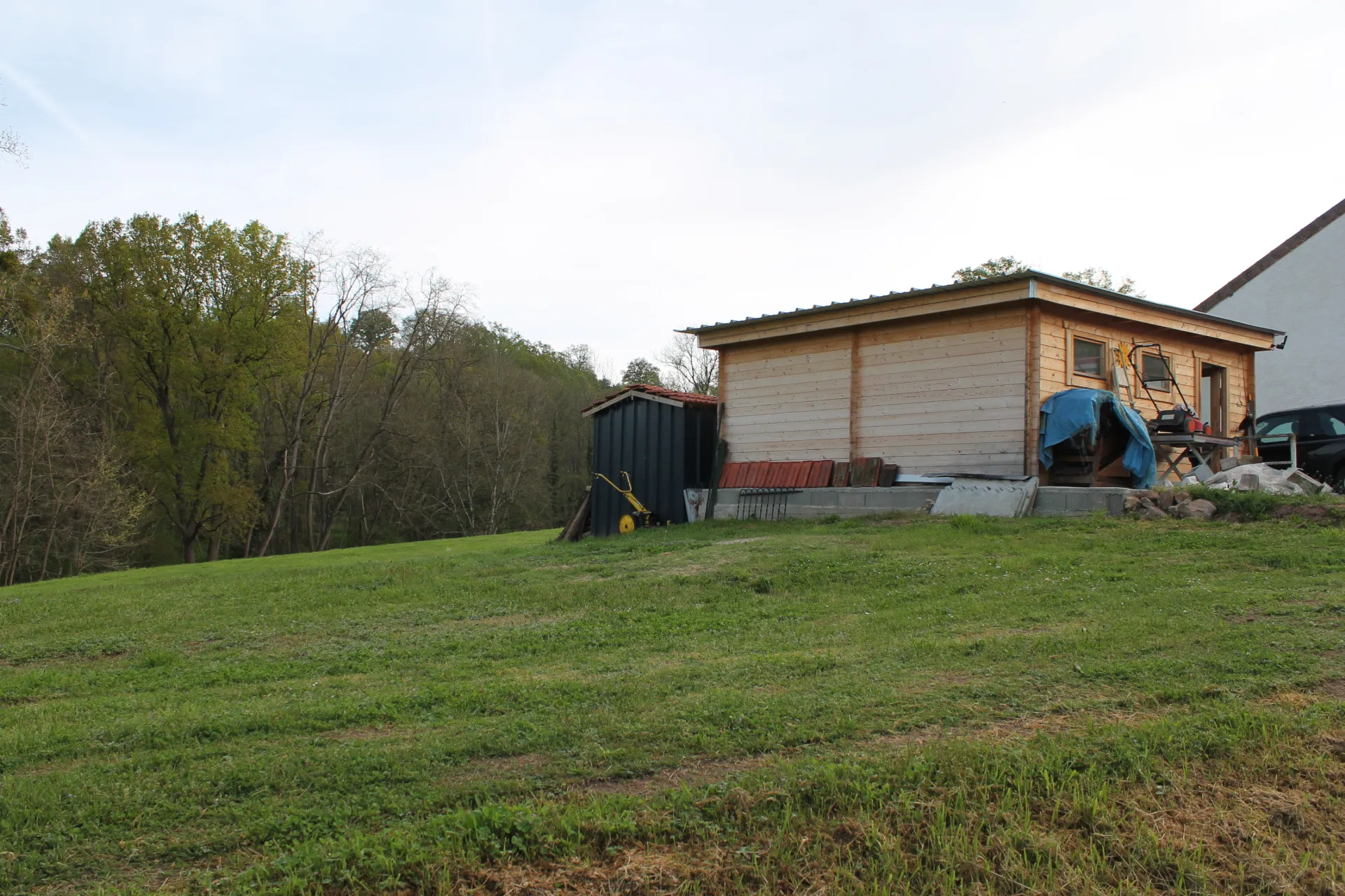 Urçay - Maison récemment rénovée sur 4000 m2 de terrain au bord d'un petit ruisseau. 