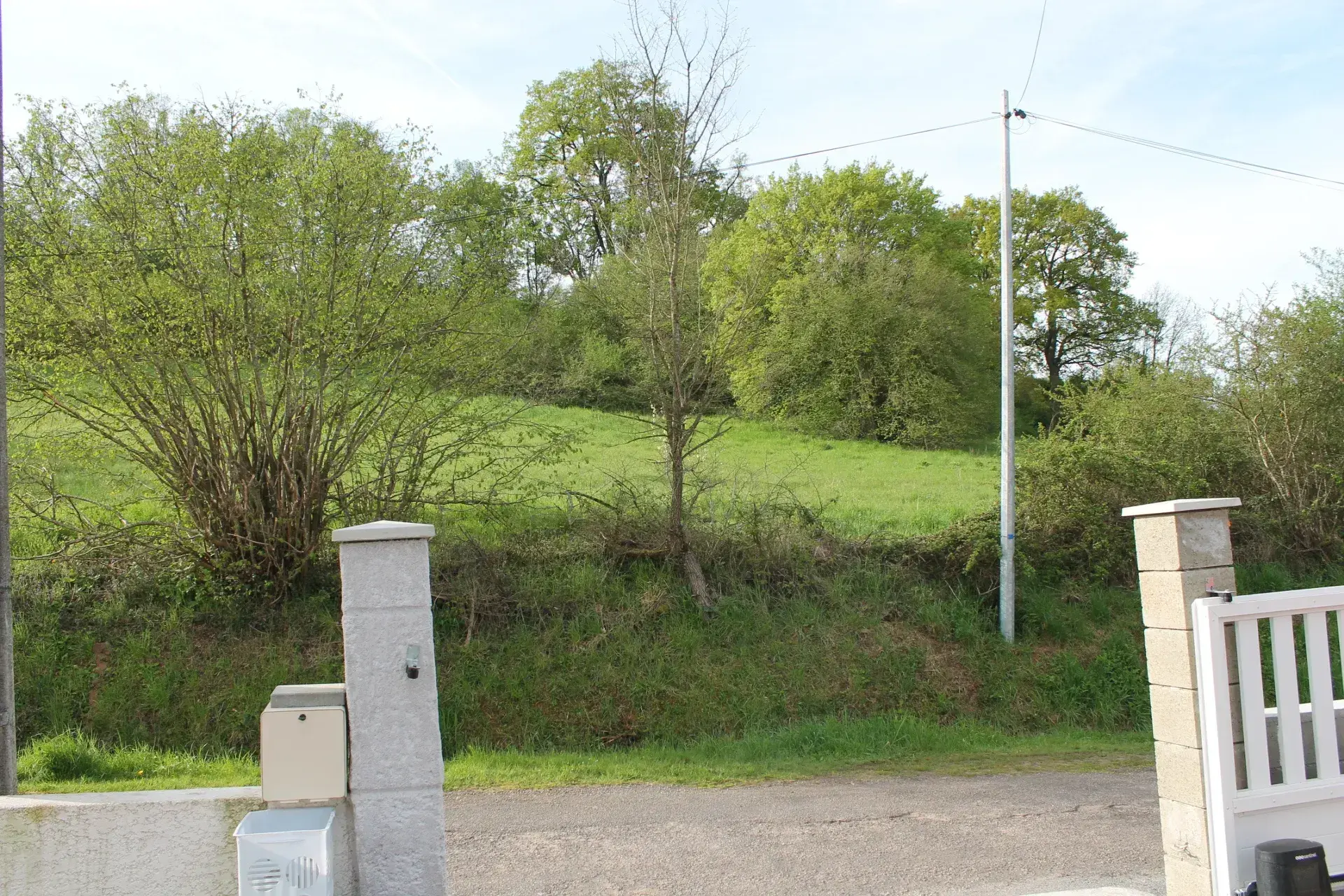 Urçay - Maison récemment rénovée sur 4000 m2 de terrain au bord d'un petit ruisseau. 