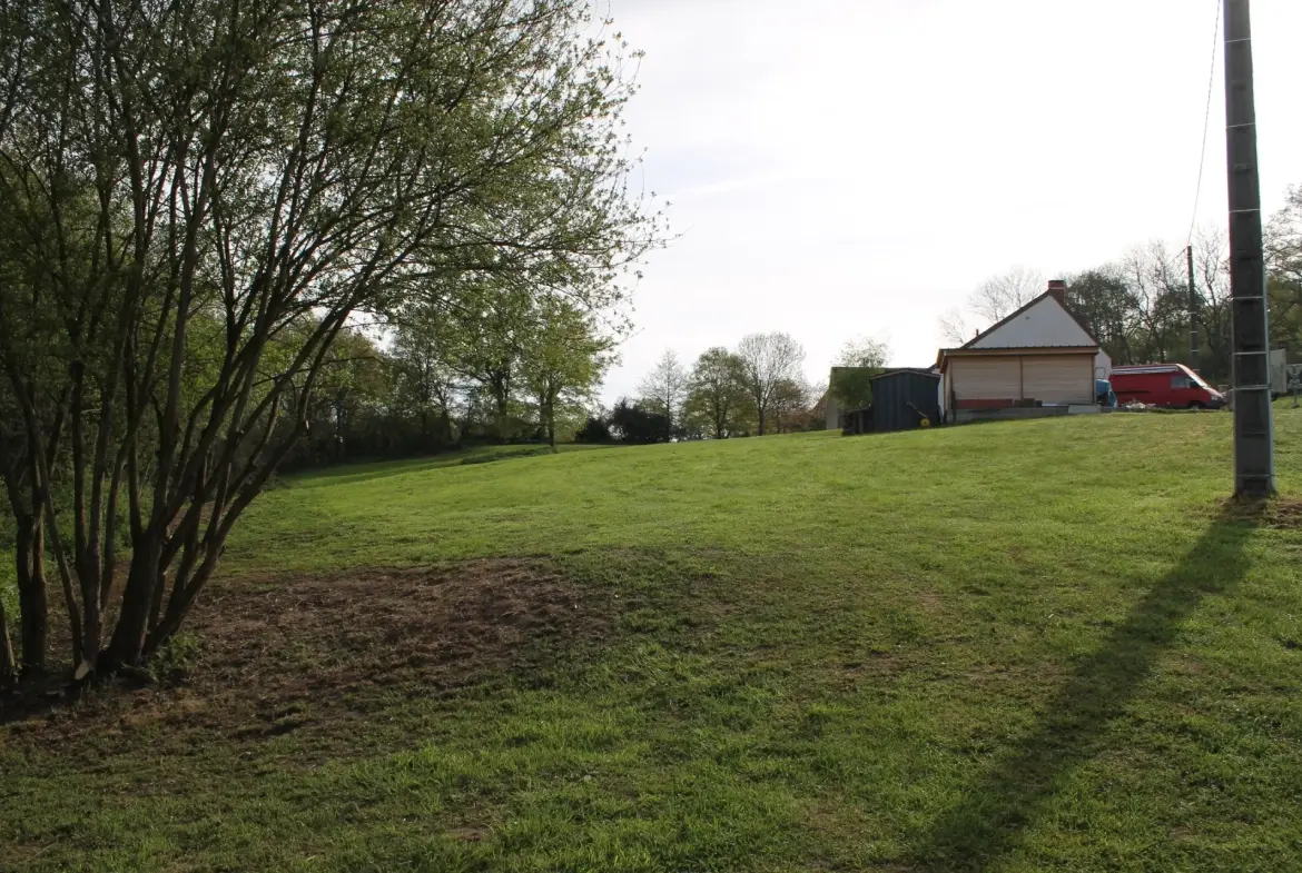Urçay - Maison récemment rénovée sur 4000 m2 de terrain au bord d'un petit ruisseau. 