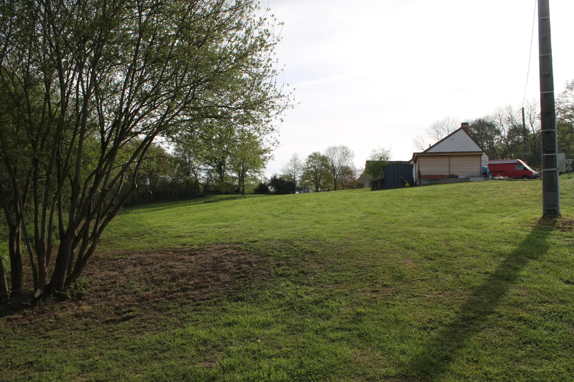 Urçay - Maison récemment rénovée sur 4000 m2 de terrain au bord d'un petit ruisseau. 