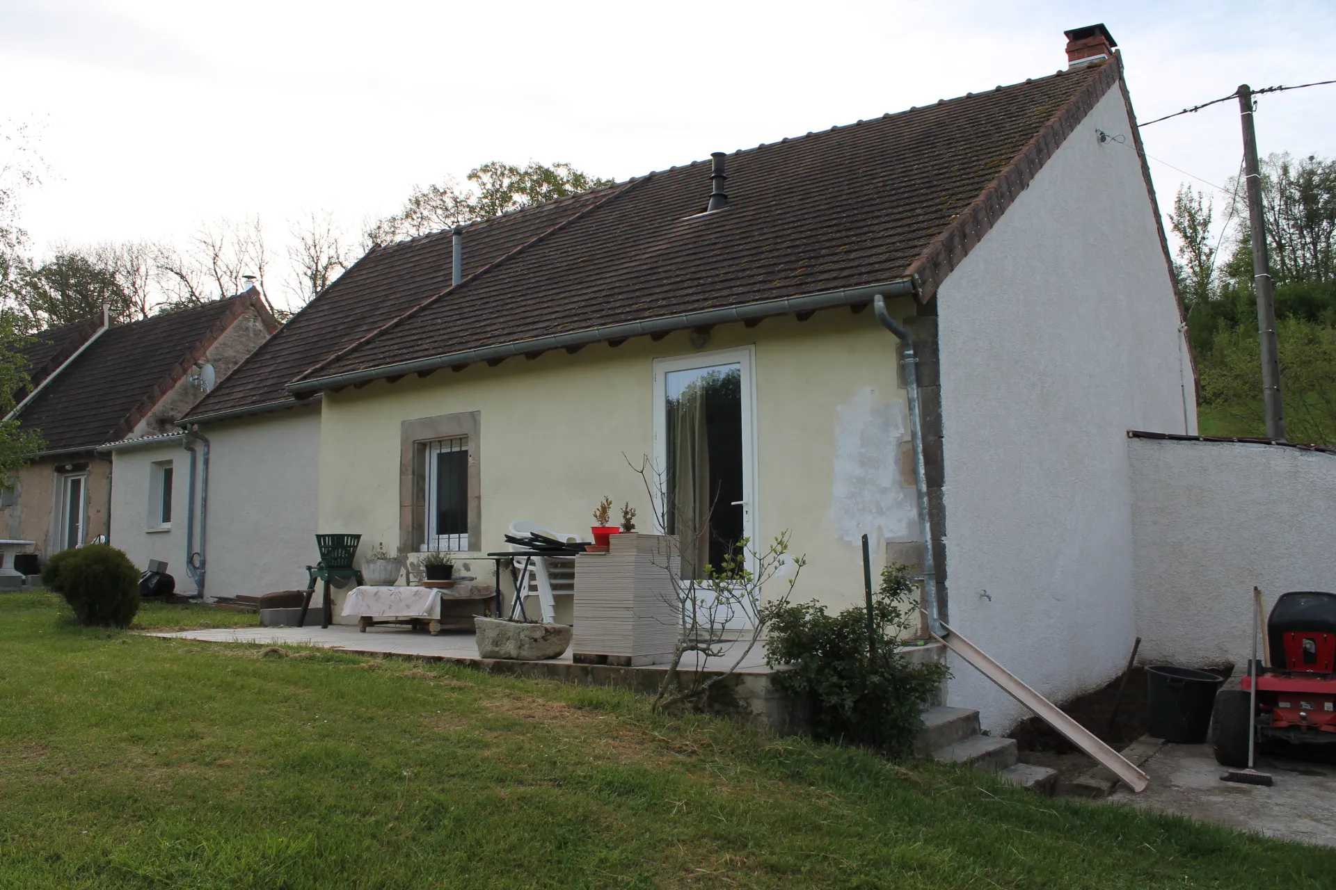 Urçay - Maison récemment rénovée sur 4000 m2 de terrain au bord d'un petit ruisseau. 