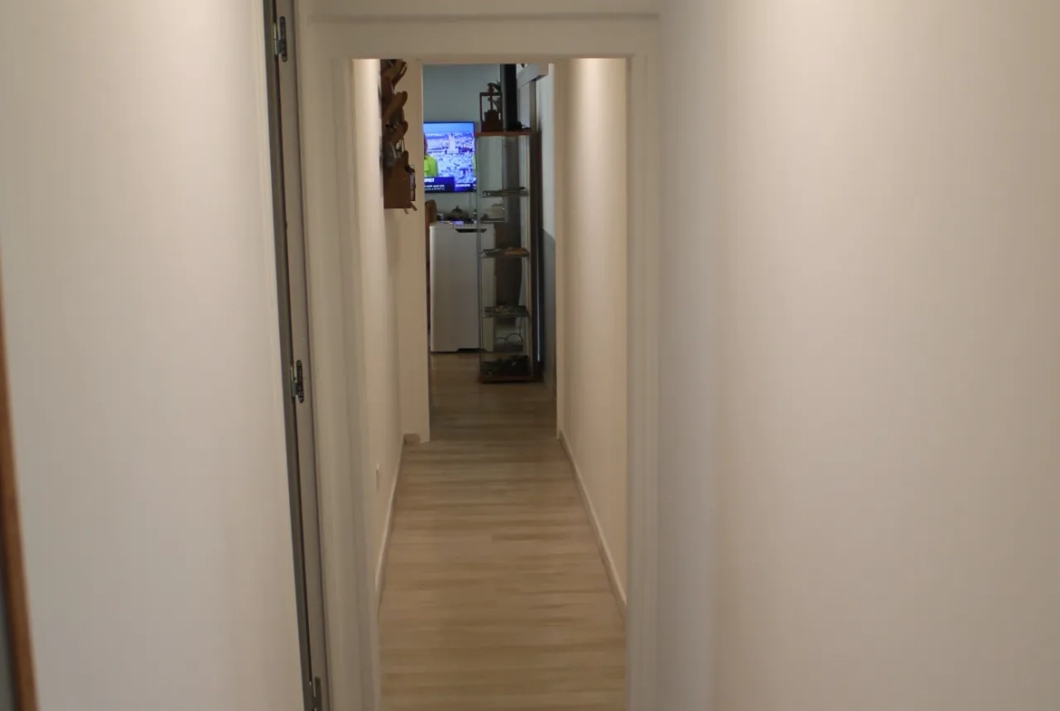 Urçay - Maison récemment rénovée sur 4000 m2 de terrain au bord d'un petit ruisseau. 