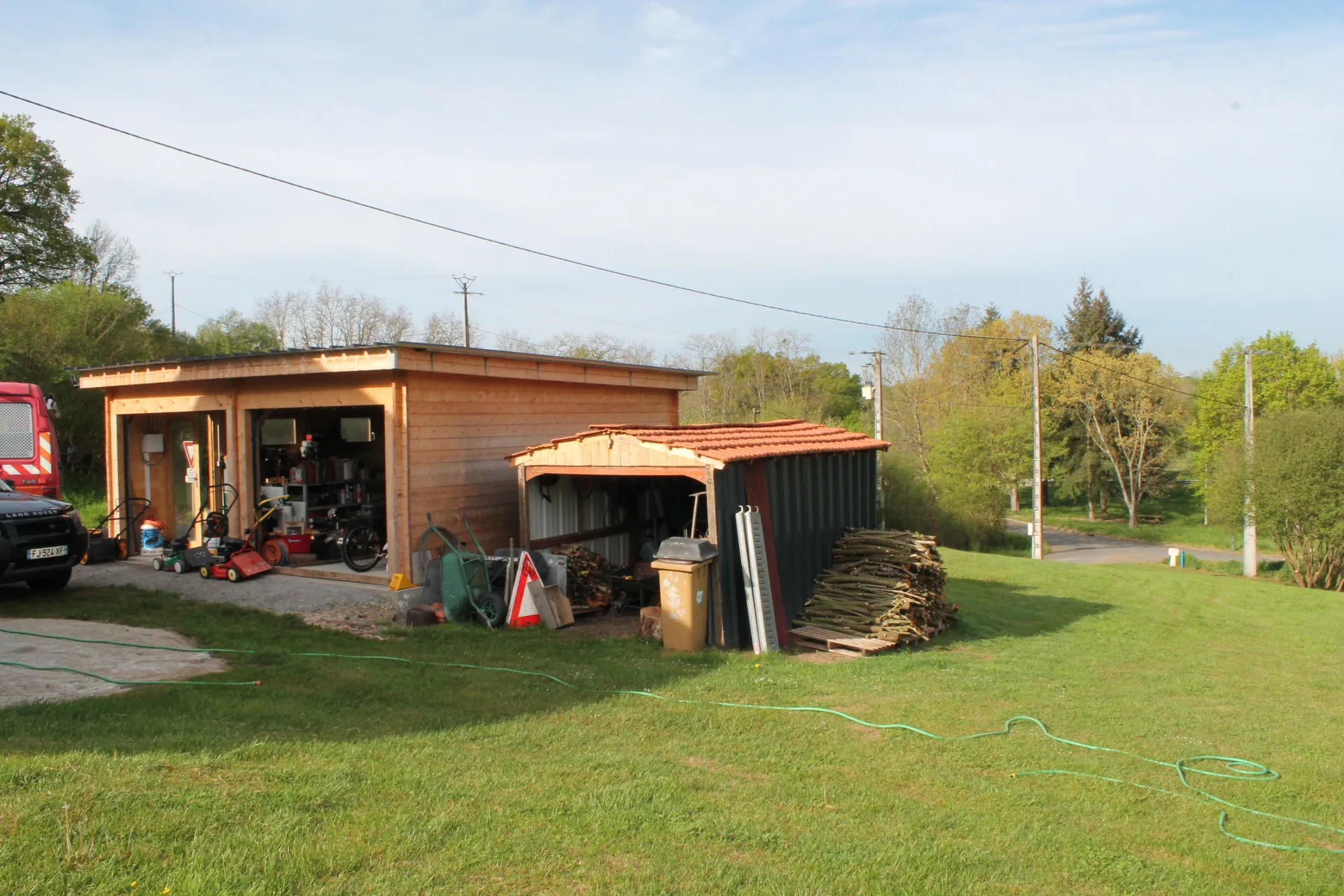 Urçay - Maison récemment rénovée sur 4000 m2 de terrain au bord d'un petit ruisseau. 